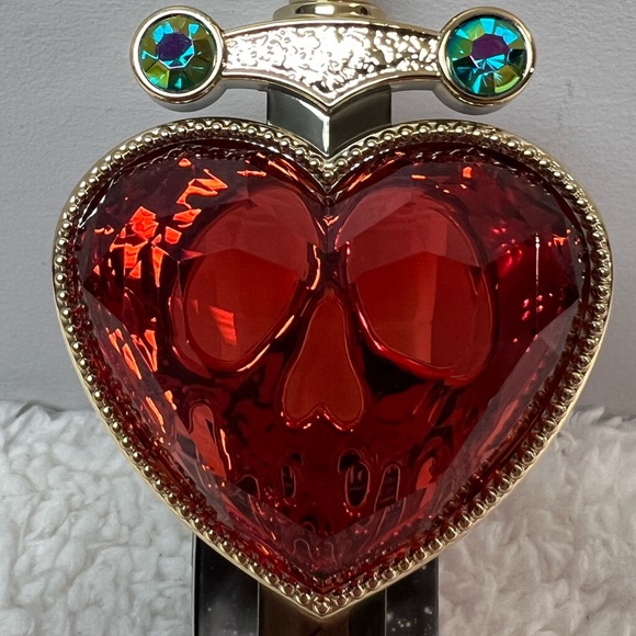 B&BW Disney Villains "Evil Queen Hearts" Wallflower + 2 Wallflower Refills - Picture 3 of 14